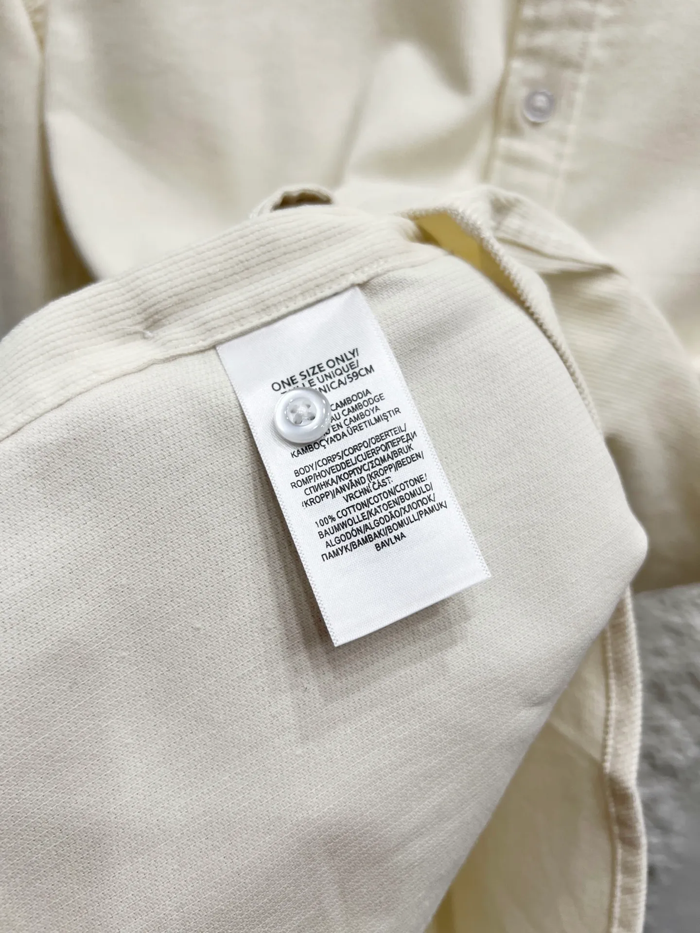🅿️250 Style number: T59 pure cotton corduroy shirt, black, navy, white, khaki, four colors Size: M (110-125 pounds) L (125-140 pounds) XL (140-155 pounds) 2XL (155-170 pounds) Color: White